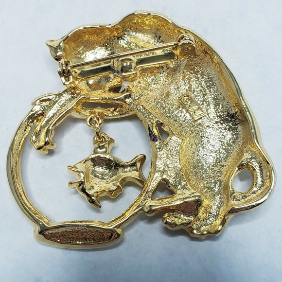JJ Jonette Brooch Cat Reaching for Hanging Fish in Bowl Brushed Goldtone - Picture 3 of 4